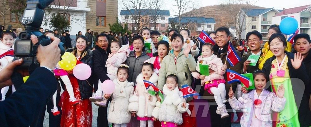 (평양 노동신문=뉴스1) = 북한 노동당 기관지 노동신문은 7일 "락원군 흥상농장, 금야군 읍농장에서 살림집 입사모임이 진행됐다"고 보도했다. [국내에서만 사용가능. 재배포 금지. …