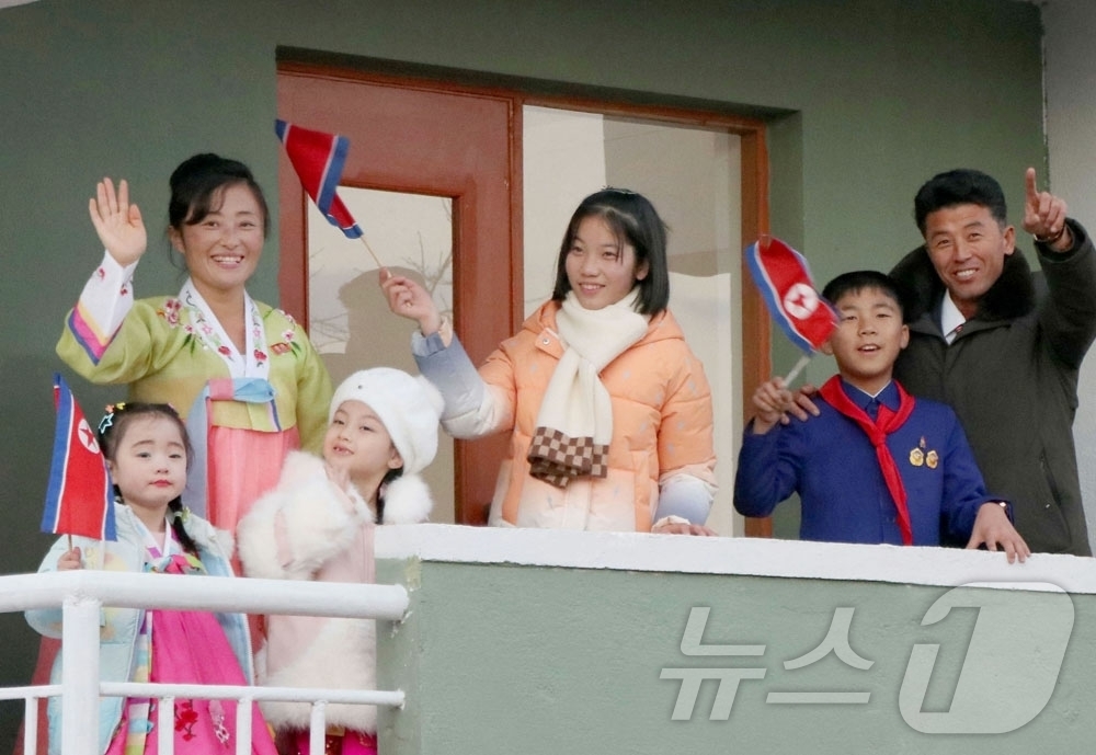 (평양 노동신문=뉴스1) = 북한 노동당 기관지 노동신문은 7일 "락원군 흥상농장, 금야군 읍농장에서 살림집 입사모임이 진행됐다"고 보도했다. [국내에서만 사용가능. 재배포 금지. …