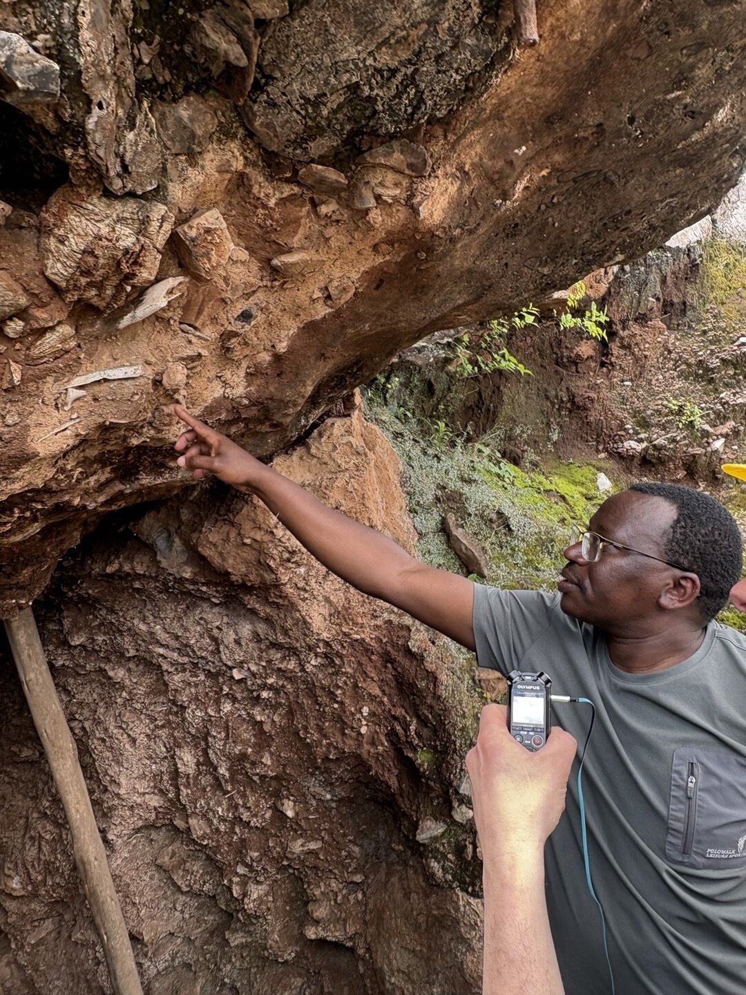 본문 이미지 - 욥 키비 스테르크폰테인 동굴 연구 총책임자가 연구 현장을 보여주고 있다. 아직 발굴되지 않은 뼈 화석이 드러나 있다./한국과학기자협회 공동취재단