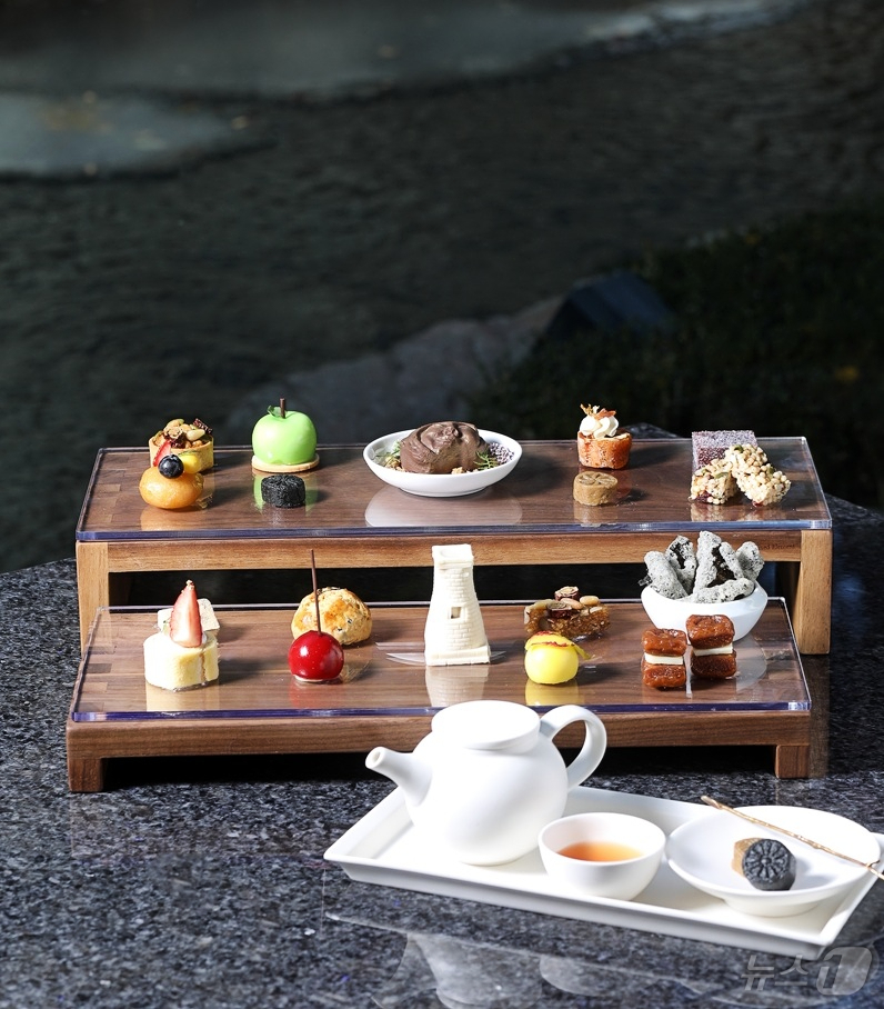 (서울=뉴스1) = 롯데호텔 서울은 7일 ‘2025 APEC 정상회의’ 오찬 디저트 컬렉션을 콘셉트로 한 ‘K-애프터눈 티 세트’를 새롭게 선보인다고 밝혔다. (롯데호텔 제공. 재 …