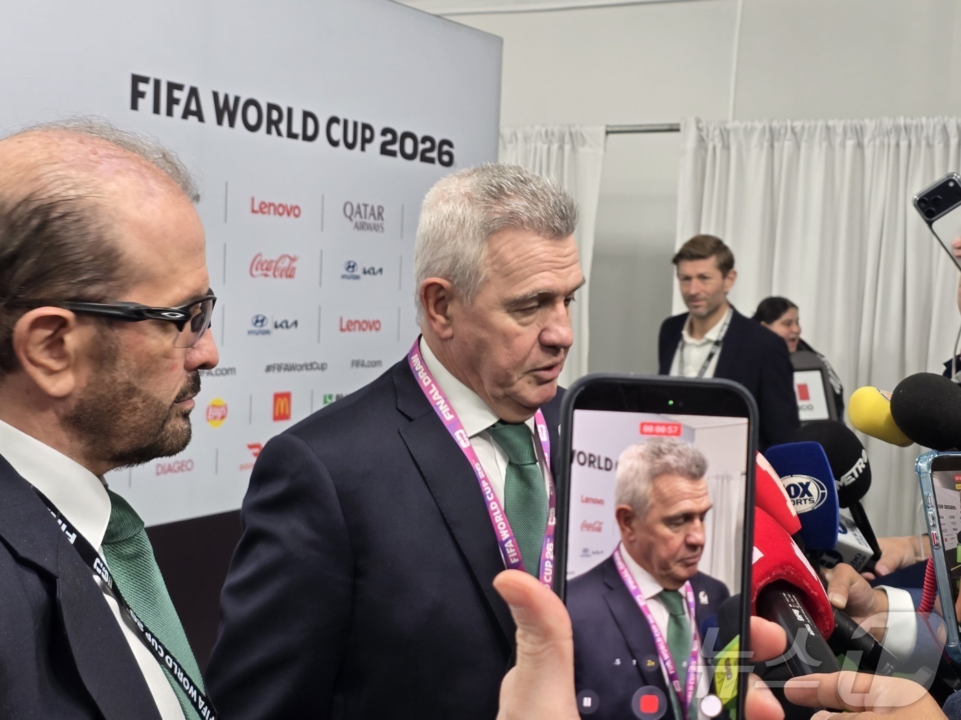 (워싱턴=뉴스1) 류정민 특파원 = 하비에르 아기레 멕시코 대표팀 감독이 5일(현지시간) 미국 워싱턴DC 케네디센터에서 열린 조추첨 행사 후 공동취재구역(믹스트존)에서 취재진의 질 …