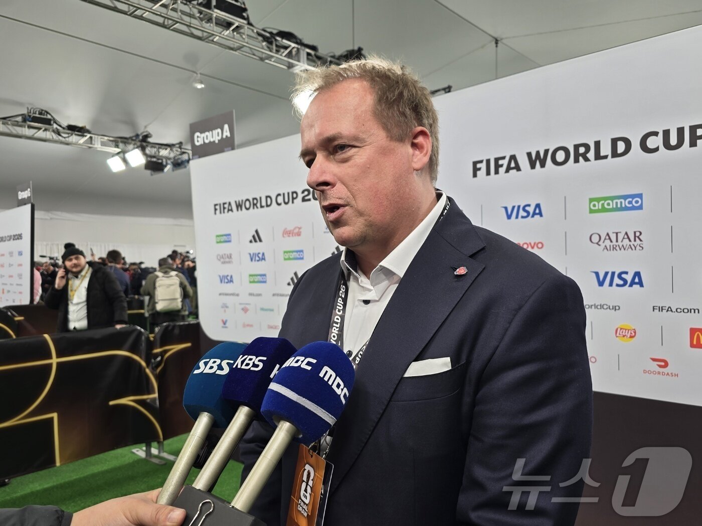 본문 이미지 - 체코 축구협회 관계자가 5일&#40;현지시간&#41; 미국 워싱턴DC 케네디센터에서 열린 2026 북중미 월드컵 조추첨 행사 후 공동취재구역&#40;믹스트존&#41;에서 취재진의 질문에 답하고 있다. 한국, 멕시코, 남아공과 A조에 속한 유럽플레이오프 D조에 속한 체코는 아일랜드와 플레이오프 첫 경기를 벌이며, 여기서 승리하면 덴마크-북마케도니아 전 승자와 월드컵 본선 진출을 가린다. 2025.12.06. ⓒ News1 류정민 특파원