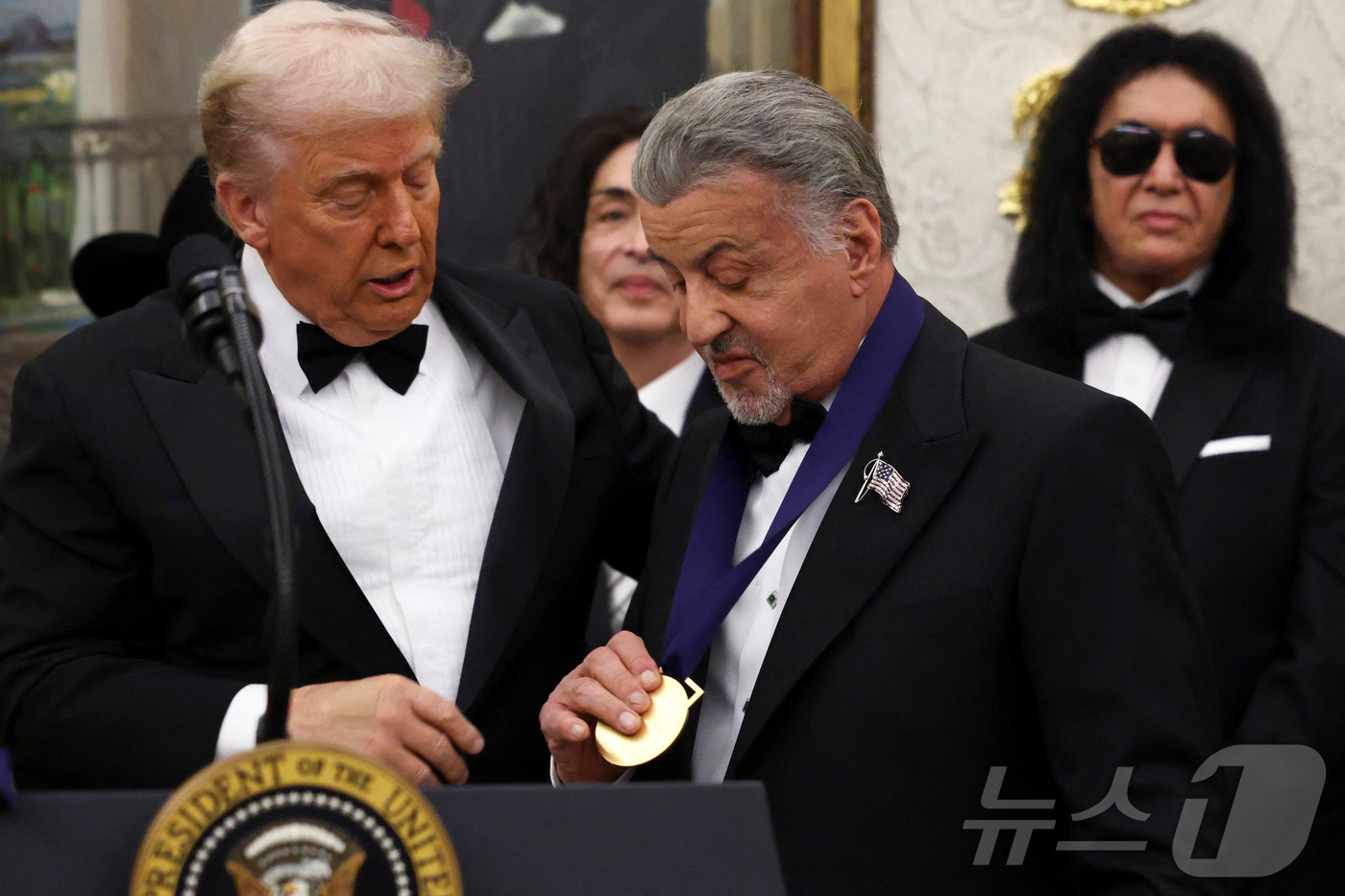 (워싱턴DC 로이터=뉴스1) 류정민 특파원 = 도널드 트럼프 미국 대통령이 6일(현지시간) 워싱턴DC 백악관 오벌오피스에서 '케네디센터 아너스(honours)' 수상자인 배우 실베 …