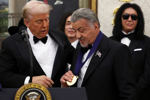 [포토]배우 실베스터 스탤론에게 '케네디센터 아너스' 메달 수여하는 트럼프