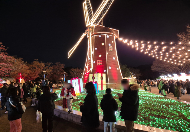 "벌써 크리스마스 온 듯"…울산대공원 크리스마스 마켓 열기 '후끈'