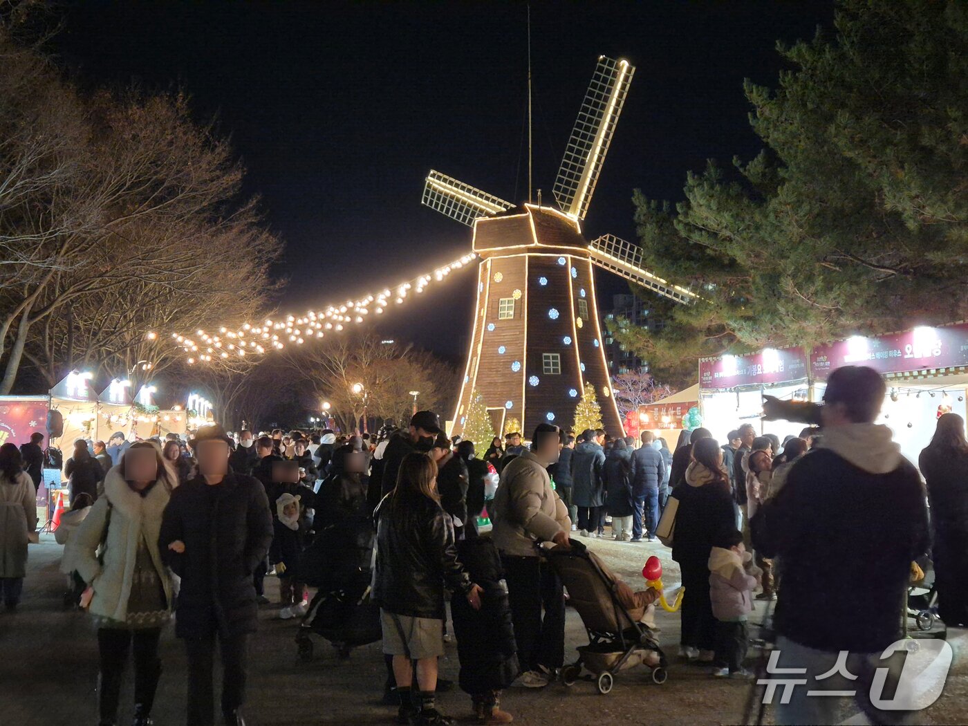 본문 이미지 - 6일 울산 남구 울산대공원에서 열린 크리스마켓에 시민들이 북적이고 있다.2025.12.7/뉴스1ⓒ 뉴스1 박정현 기자