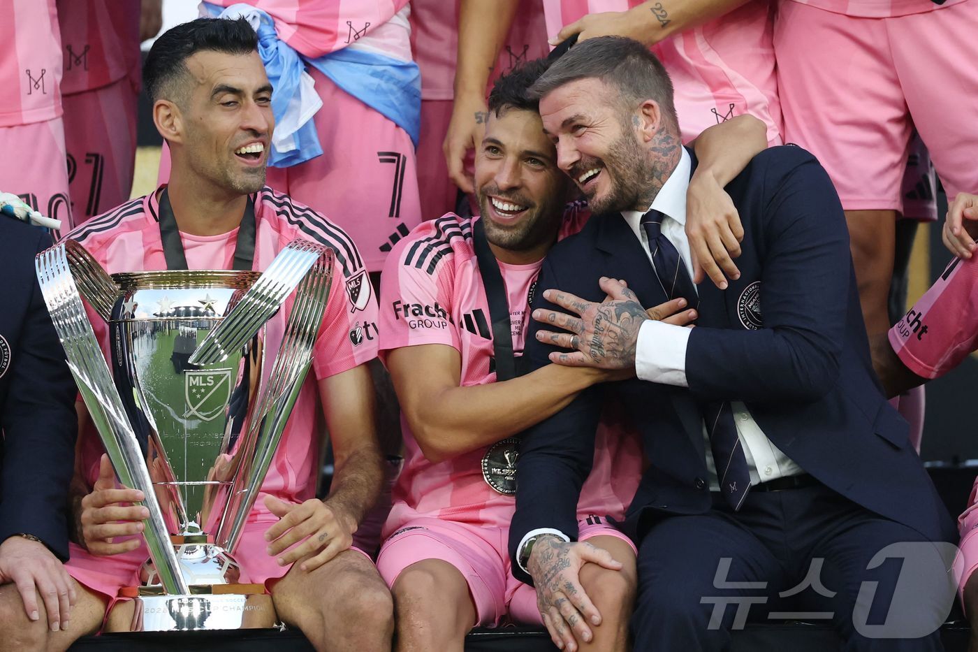 본문 이미지 - 데이비드 베컴 인터 마이애미 공동 구단주와 조르디 알바, 세르히오 부스케츠&#40;오른쪽부터&#41; ⓒ AFP=뉴스1