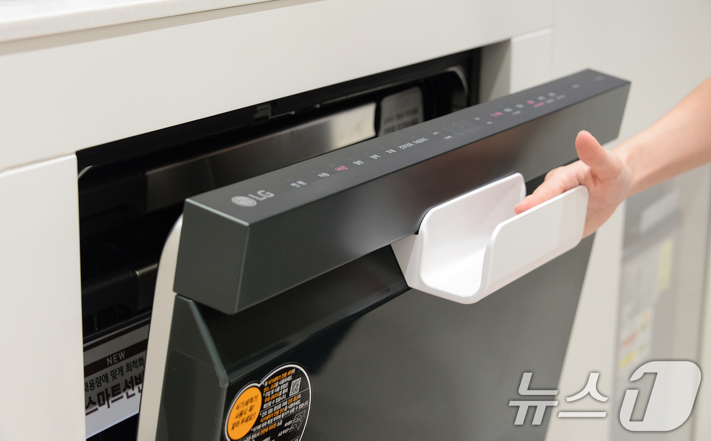 (서울=뉴스1) = LG전자가 성별∙나이∙장애 유무와 상관없이 모든 고객이 가전을 편리하게 사용하도록 자체 개발한 보조 액세서리 ‘LG 컴포트 키트’의 신규 라인업 4종을 7일 공 …