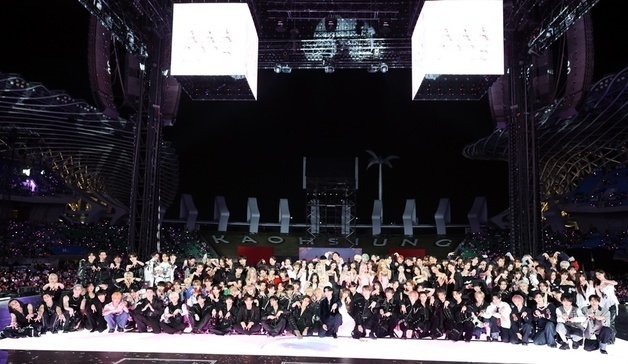 아이유, AAA 올해의 배우 등 6관왕…스키즈도 올해의 가수 등 6개 트로피(종합)