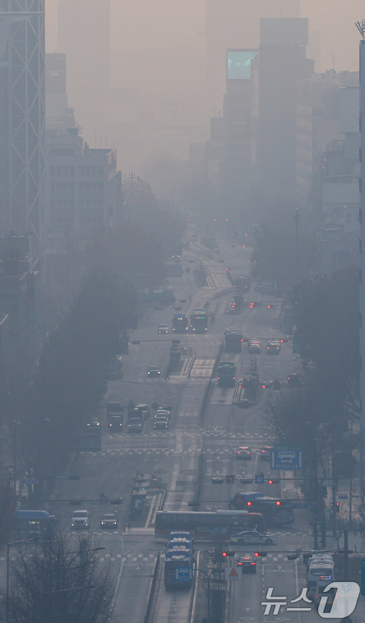 (서울=뉴스1) 안은나 기자 = 초미세먼지 농도가 '나쁨' 수준을 보이고 있는 7일 서울 도심이 뿌옇다. 2025.12.7/뉴스1