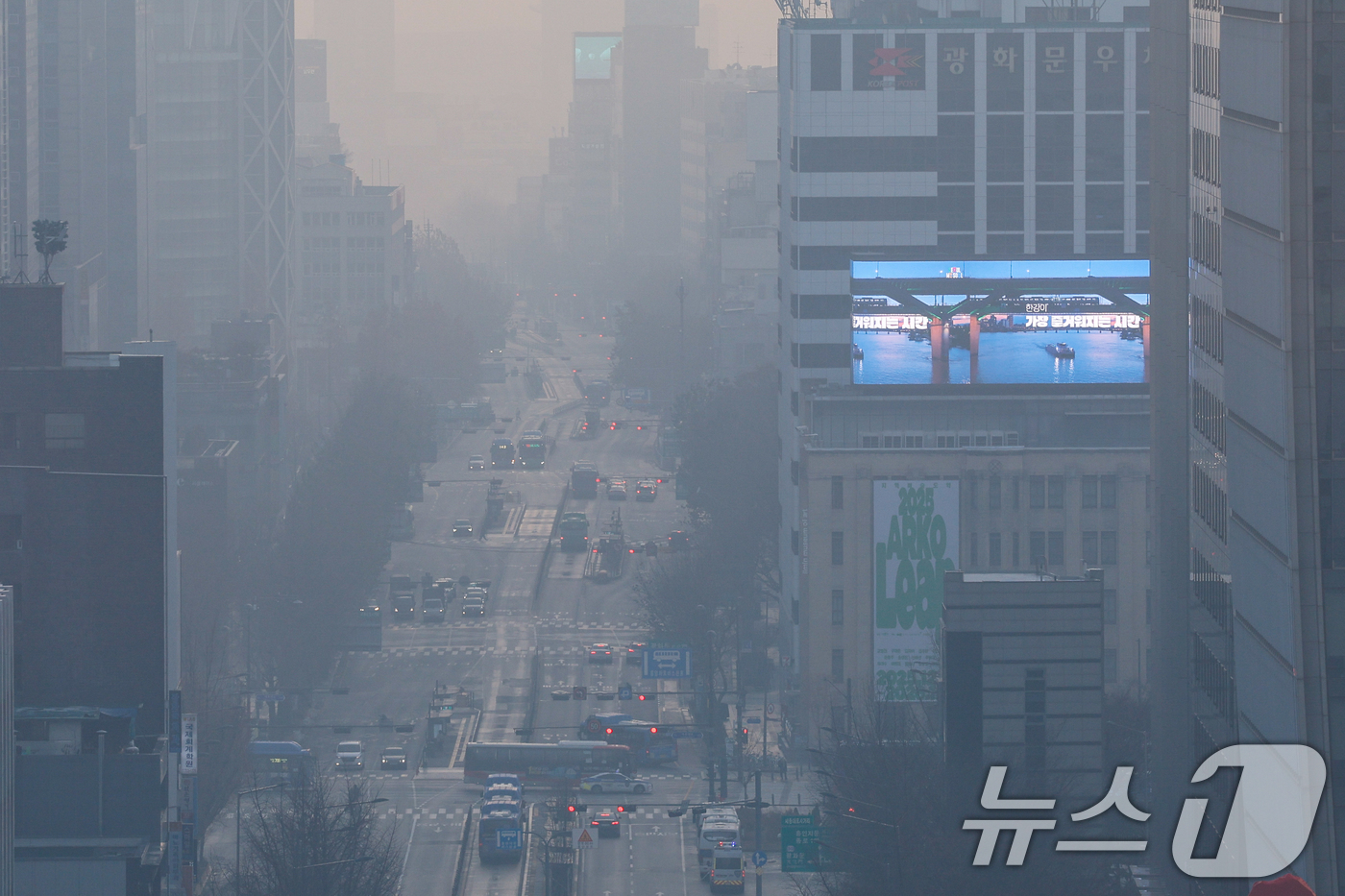 (서울=뉴스1) 안은나 기자 = 초미세먼지 농도가 '나쁨' 수준을 보이고 있는 7일 서울 도심이 뿌옇다. 2025.12.7/뉴스1