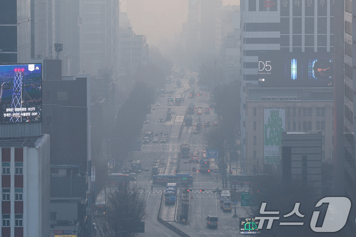 (서울=뉴스1) 안은나 기자 = 초미세먼지 농도가 '나쁨' 수준을 보이고 있는 7일 서울 도심이 뿌옇다. 2025.12.7/뉴스1