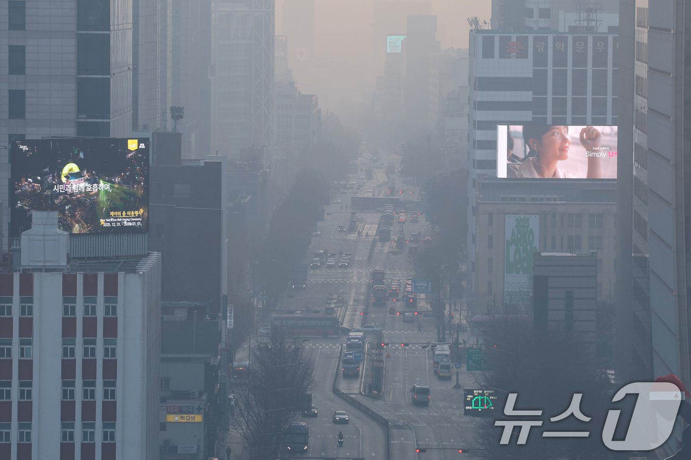 (서울=뉴스1) 안은나 기자 = 초미세먼지 농도가 '나쁨' 수준을 보이고 있는 7일 서울 도심이 뿌옇다. 2025.12.7/뉴스1