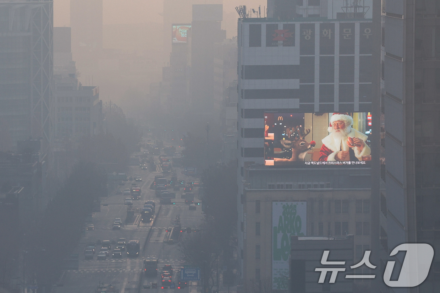 (서울=뉴스1) 안은나 기자 = 초미세먼지 농도가 '나쁨' 수준을 보이고 있는 7일 서울 도심이 뿌옇다. 2025.12.7/뉴스1