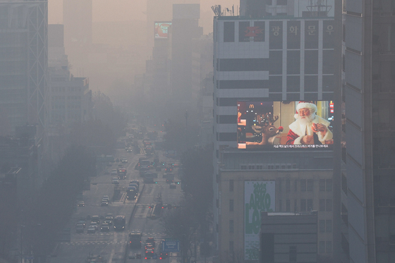 미세먼지에 뿌연 서울 도심