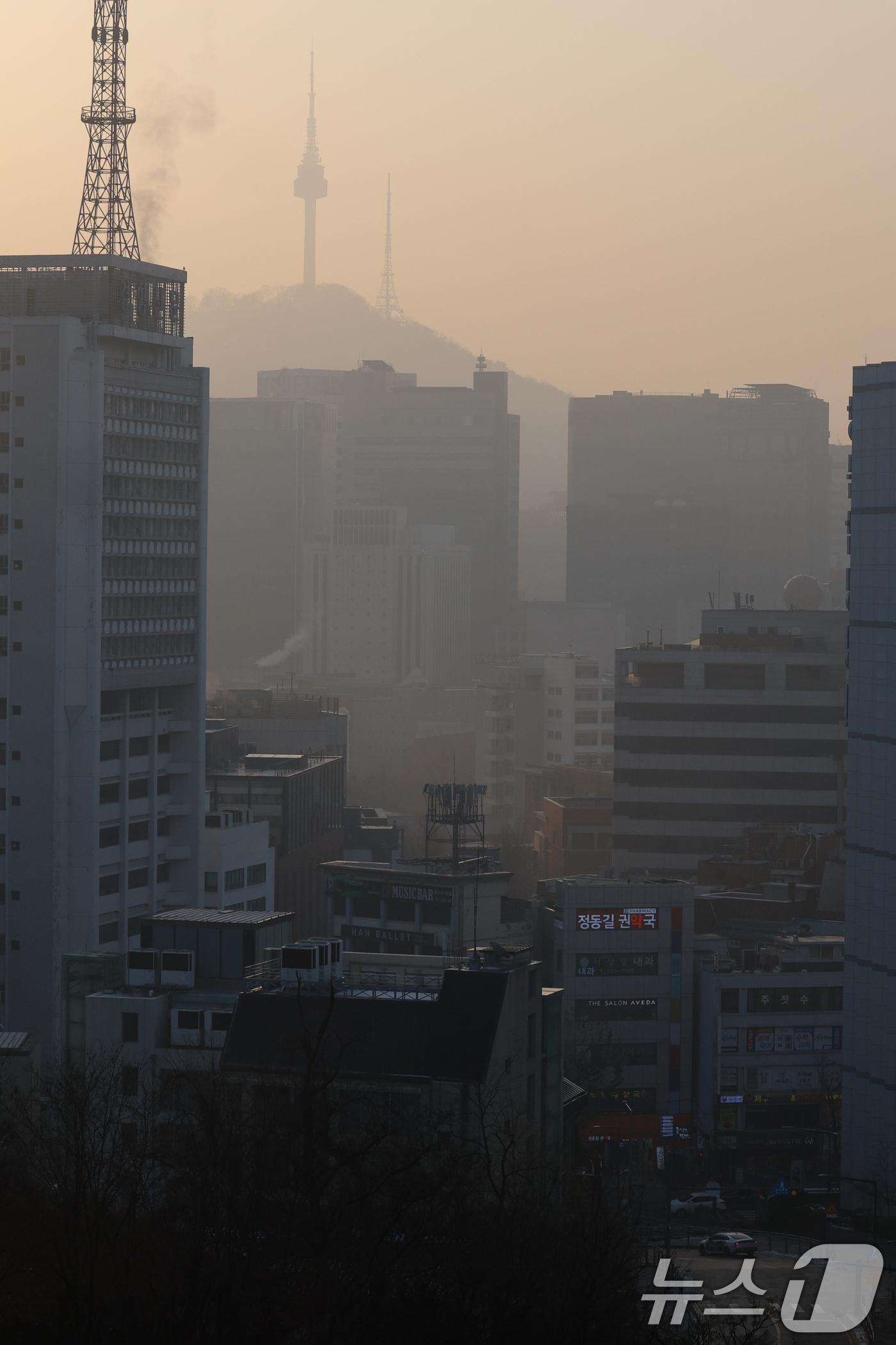 (서울=뉴스1) 안은나 기자 = 초미세먼지 농도가 '나쁨' 수준을 보이고 있는 7일 서울 도심이 뿌옇다. 2025.12.7/뉴스1