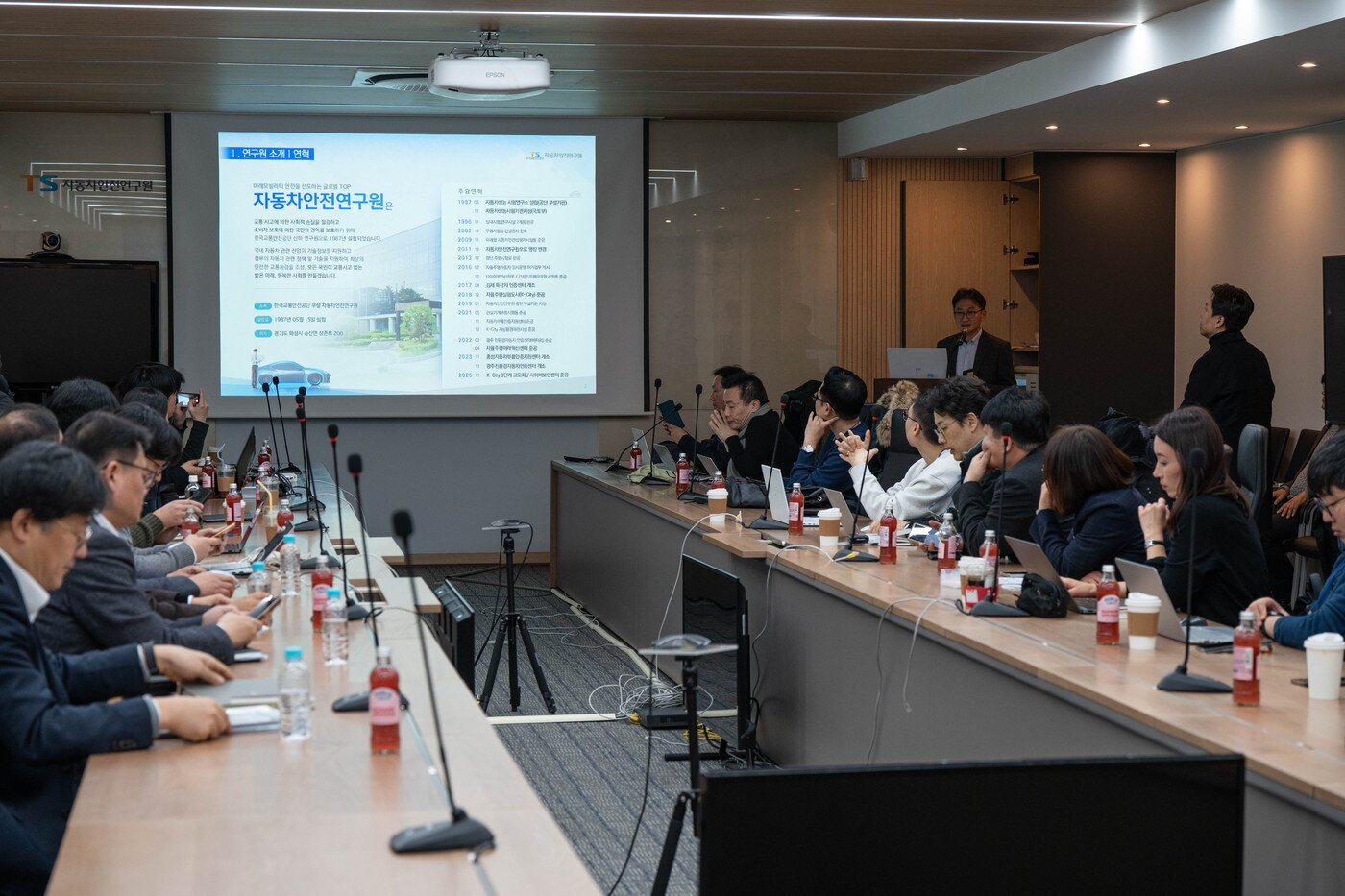 본문 이미지 - 지난 4일 화성 자율주행실험도시&#40;K-City&#41; 내 자동차안전연구원에서 국토교통부 출입기자단을 대상으로 연구원 역할과 기능을 설명하는 브리핑이 진행되고 있는 모습.&#40;한국교통안전공단 제공&#41;.뉴스1 ⓒ News1
