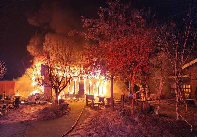 춘천 온의동 닭갈비집 화재…새벽 1시간 45분 만에 진화