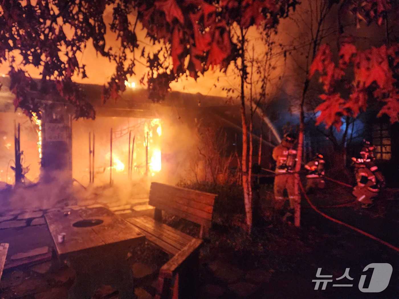 본문 이미지 - 7일 새벽 강원 춘천 온의동 닭갈비 전문점 화재.&#40;강원도소방본부 제공, 재판매 및 DB 금지&#41; 2025.12.7/뉴스1