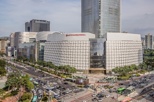 롯데百 잠실·본점, 매출 '3조·2조' 돌파…"올해 역대 최대 예상"