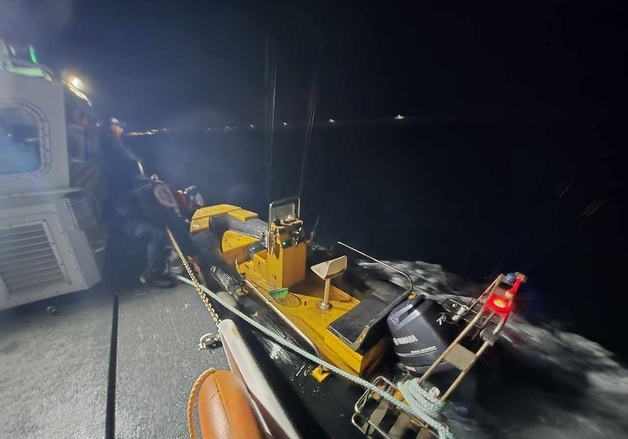 포항 해경 해상서 시동 꺼진 고무보트 승선원 2명 구조