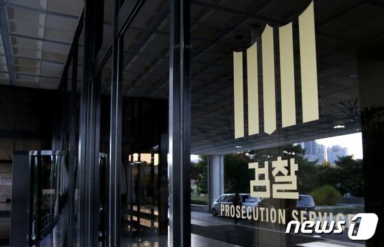 '맞춤 양복' 수수 정치 유튜브 대표 '벌금형'에 쌍방 항소