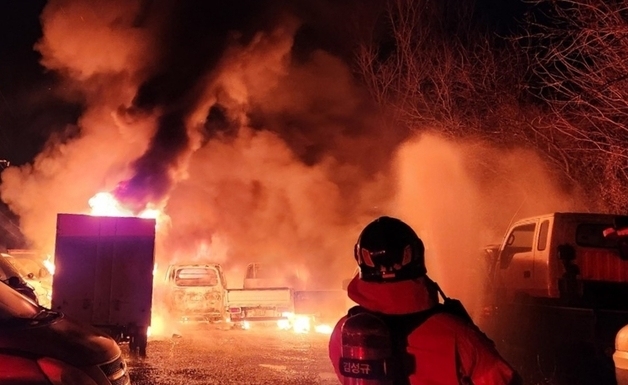 성주 벽진면 공터 주차된 차량 화재…수출용 중고차 12대 전소