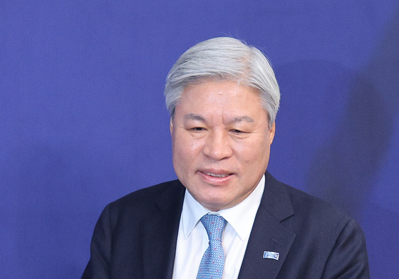 기자간담회 참석하는 서왕진