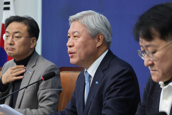 기자간담회 발언하는 서왕진