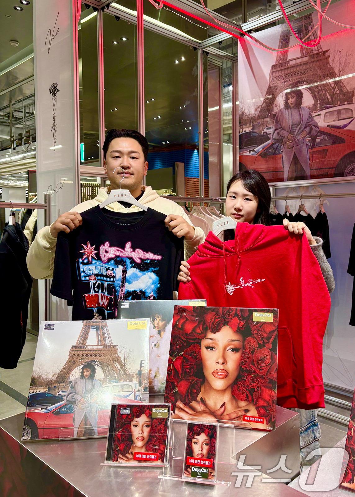 (서울=뉴스1) = 7일 서울 영등포구에 위치한 더현대 서울 지하 2층 피어(PEER)에 마련된 미국 래퍼 '도자 캣'의 '마 비 월드투어(Ma Vie World Tour)' 팝업 …