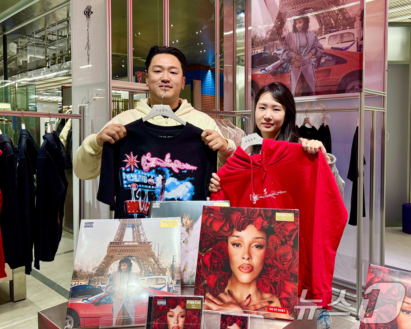 (서울=뉴스1) = 7일 서울 영등포구에 위치한 더현대 서울 지하 2층 피어(PEER)에 마련된 미국 래퍼 '도자 캣'의 '마 비 월드투어(Ma Vie World Tour)' 팝업 …