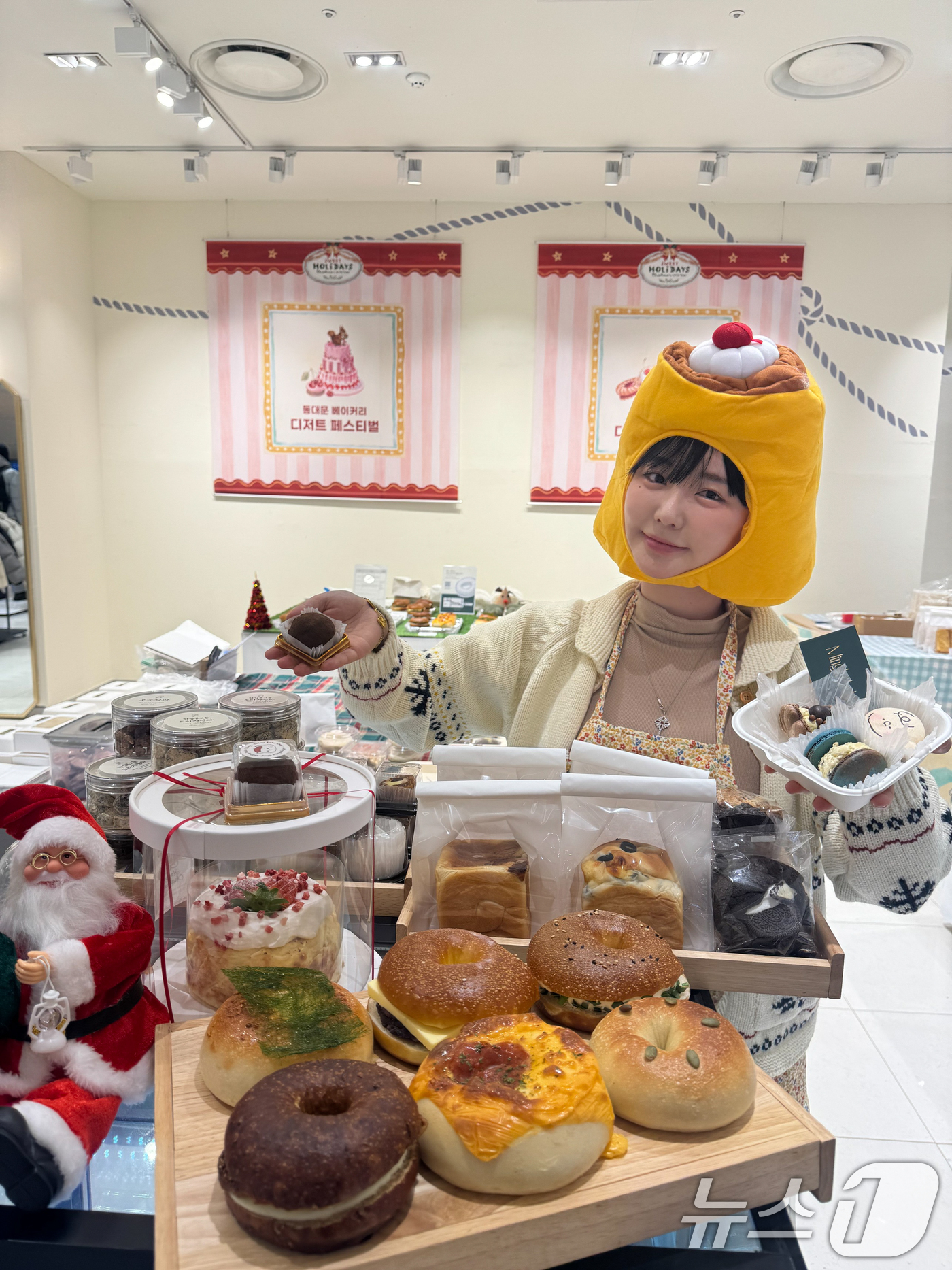 (서울=뉴스1) = 롯데백화점이 지난 5일부터 9일까지 5일간, 청량리점 1층 이벤트홀에서 '동대문 로컬 베이커리·디저트 팝업'을 진행한다고 7일 밝혔다. 사진은 상품을 소개하는 …