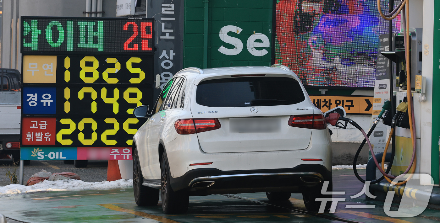 (서울=뉴스1) 임세영 기자 = 국내 주유소 휘발유·경유의 평균 가격이 6주 연속 동반 상승하고 있는 7일 서울 시내의 한 주유소에 유가정보가 표시되어 있다.지난 6일 한국석유공사 …