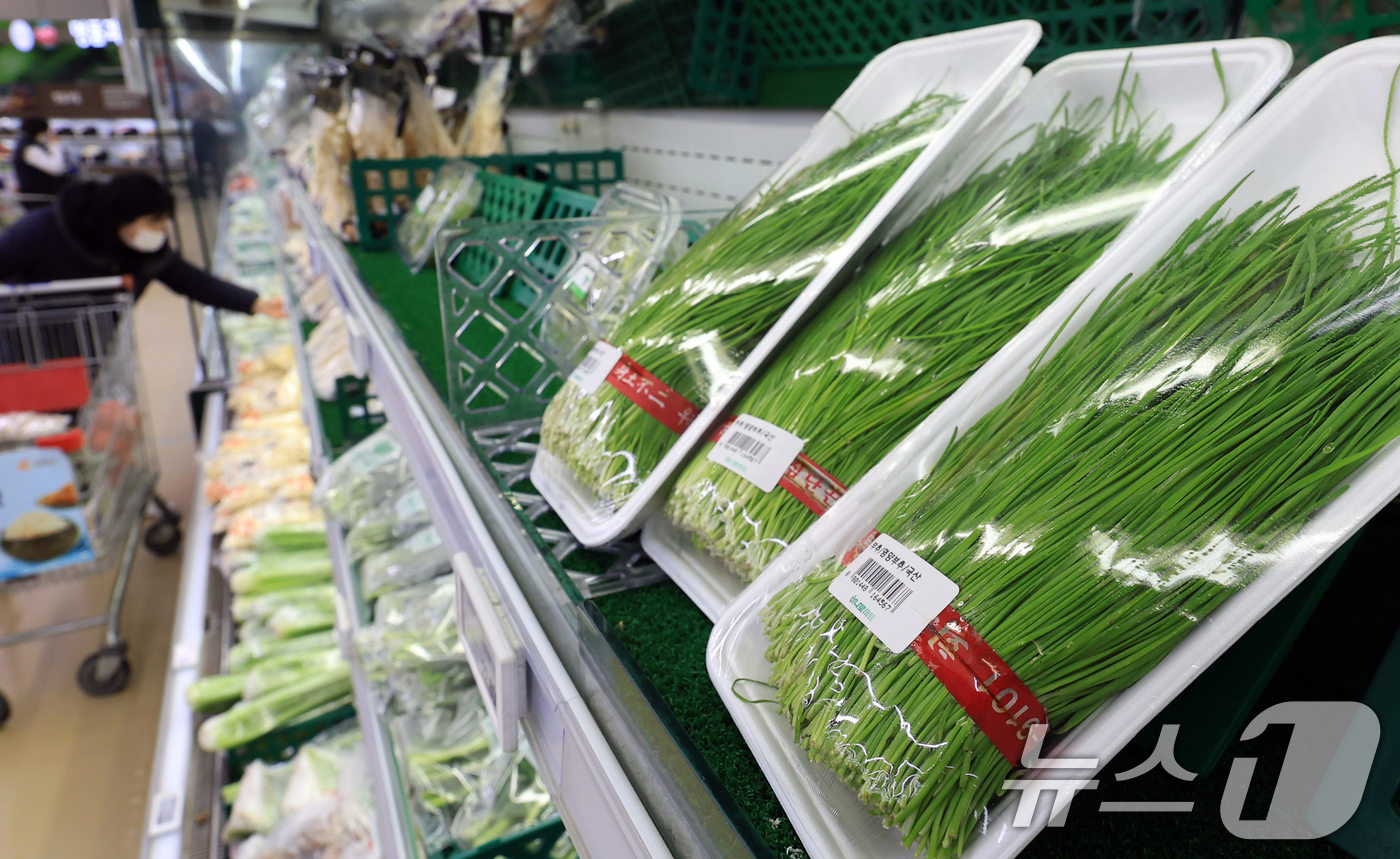 (서울=뉴스1) 이호윤 기자 = 7일 국가데이터처에 따르면 지난달 소비자물가지수는 117.20(2020=100)으로 전년 동월보다 2.4% 상승했다. 특히 전체 품목 중 상승률 상 …