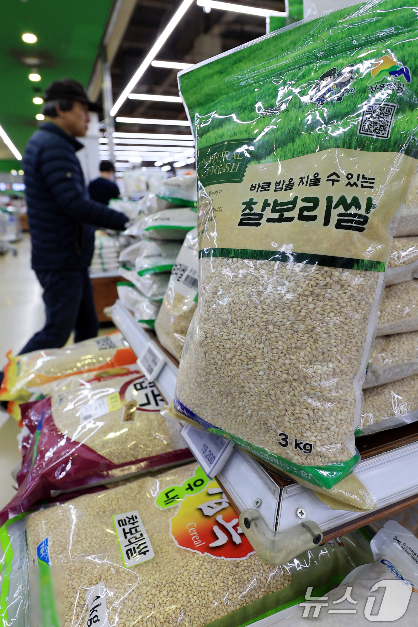 (서울=뉴스1) 이호윤 기자 = 7일 국가데이터처에 따르면 지난달 소비자물가지수는 117.20(2020=100)으로 전년 동월보다 2.4% 상승했다. 특히 전체 품목 중 상승률 상 …