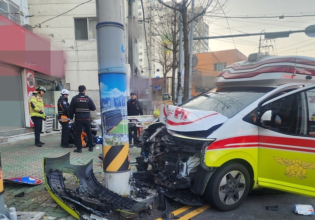 환자 태운 구급차가 전봇대에 부딪혀…구급대원 등 4명 이송