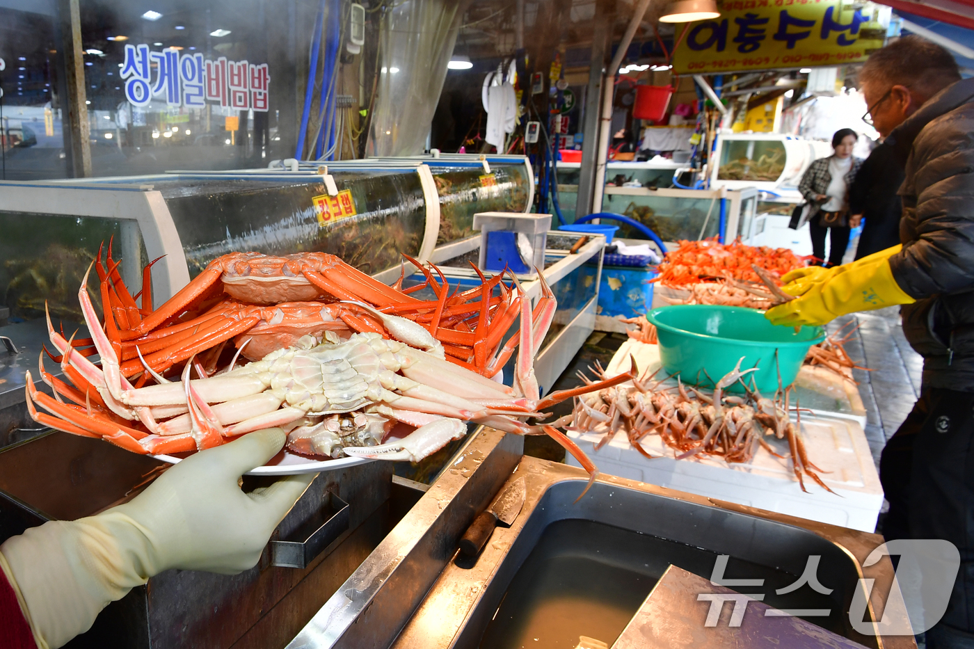 (포항=뉴스1) 최창호 기자 = 7일 경북 포항시 죽도어시장에서 상인들이 방금 쪄 낸 대게를 손님상으로 가져가고 있다. 2025.12.7/뉴스1