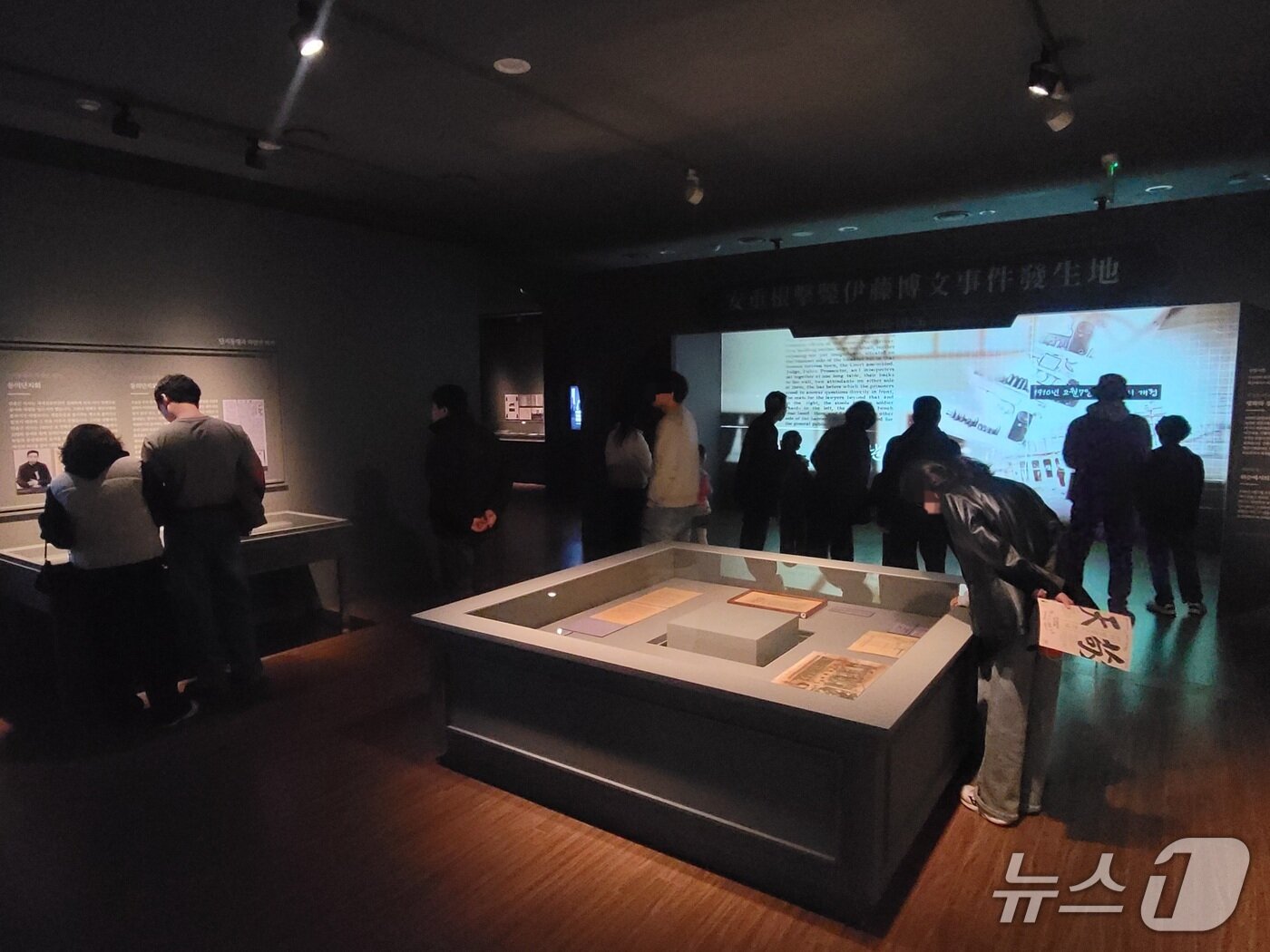 본문 이미지 - 7일 오전 10시께 관람객들이 전북 전주시 국립전주박물관에서 열린 &#39;대한국인 안중근 쓰다&#39; 특별전을 둘러보고 있다.2025.12.7/뉴스1 문채연 기자