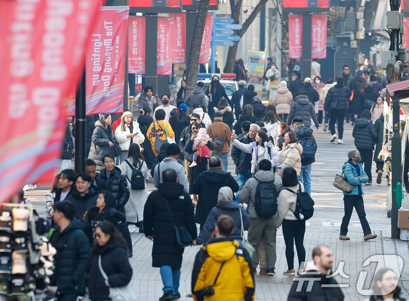 본문 이미지 - 무비자 입국과 중일 항공편 취소 여파 등으로 유커&#40;중국인 관광객&#41;가 늘고 있는 7일 서울 중구 명동거리가 관광객들로 북적이고 있다. 2025.12.7/뉴스1 ⓒ News1 안은나 기자
