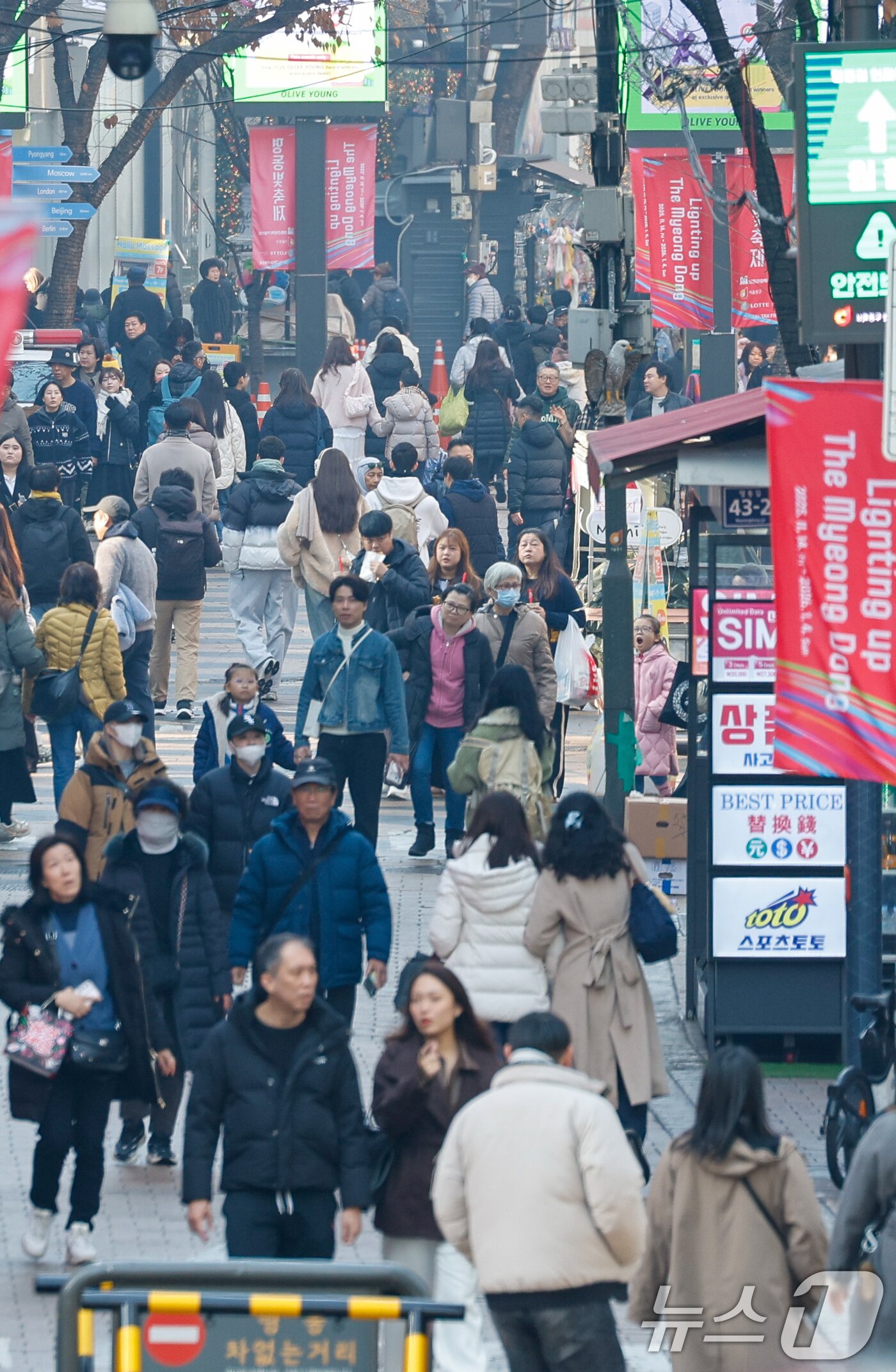 본문 이미지 - 무비자 입국과 중일 항공편 취소 여파 등으로 유커&#40;중국인 관광객&#41;가 늘고 있는 7일 서울 중구 명동거리가 관광객들로 북적이고 있다. 2025.12.7/뉴스1 ⓒ News1 안은나 기자