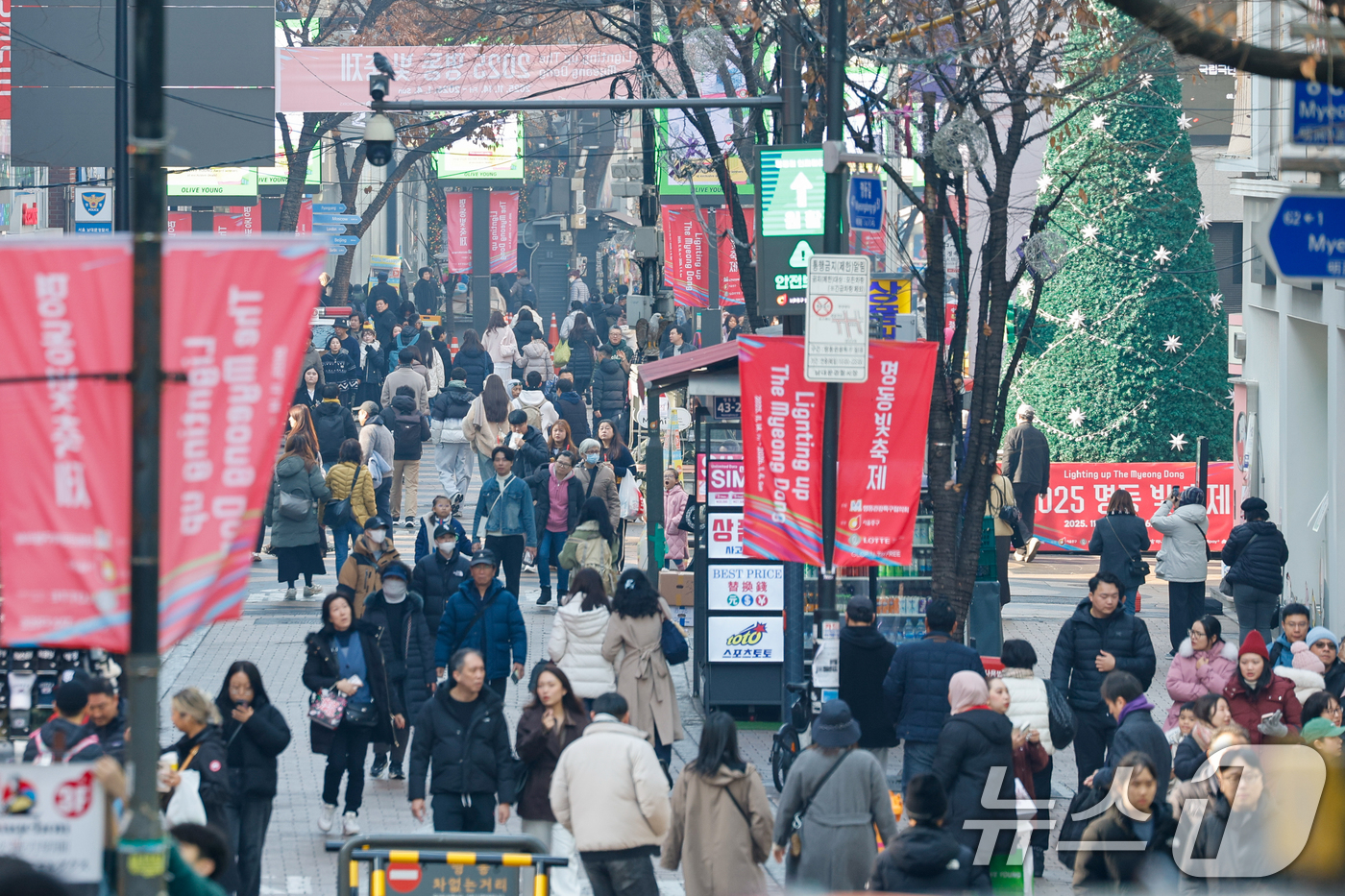 (서울=뉴스1) 안은나 기자 = 무비자 입국과 중일 항공편 취소 여파 등으로 유커(중국인 관광객)가 늘고 있는 7일 서울 중구 명동거리가 관광객들로 북적이고 있다. 2025.12. …