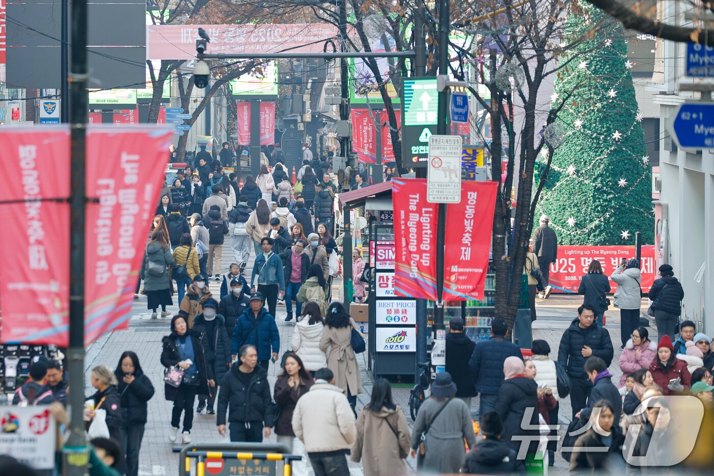 본문 이미지 - 무비자 입국과 중일 항공편 취소 여파 등으로 유커&#40;중국인 관광객&#41;가 늘고 있는 7일 서울 중구 명동거리가 관광객들로 북적이고 있다. 2025.12.7/뉴스1 ⓒ News1 안은나 기자