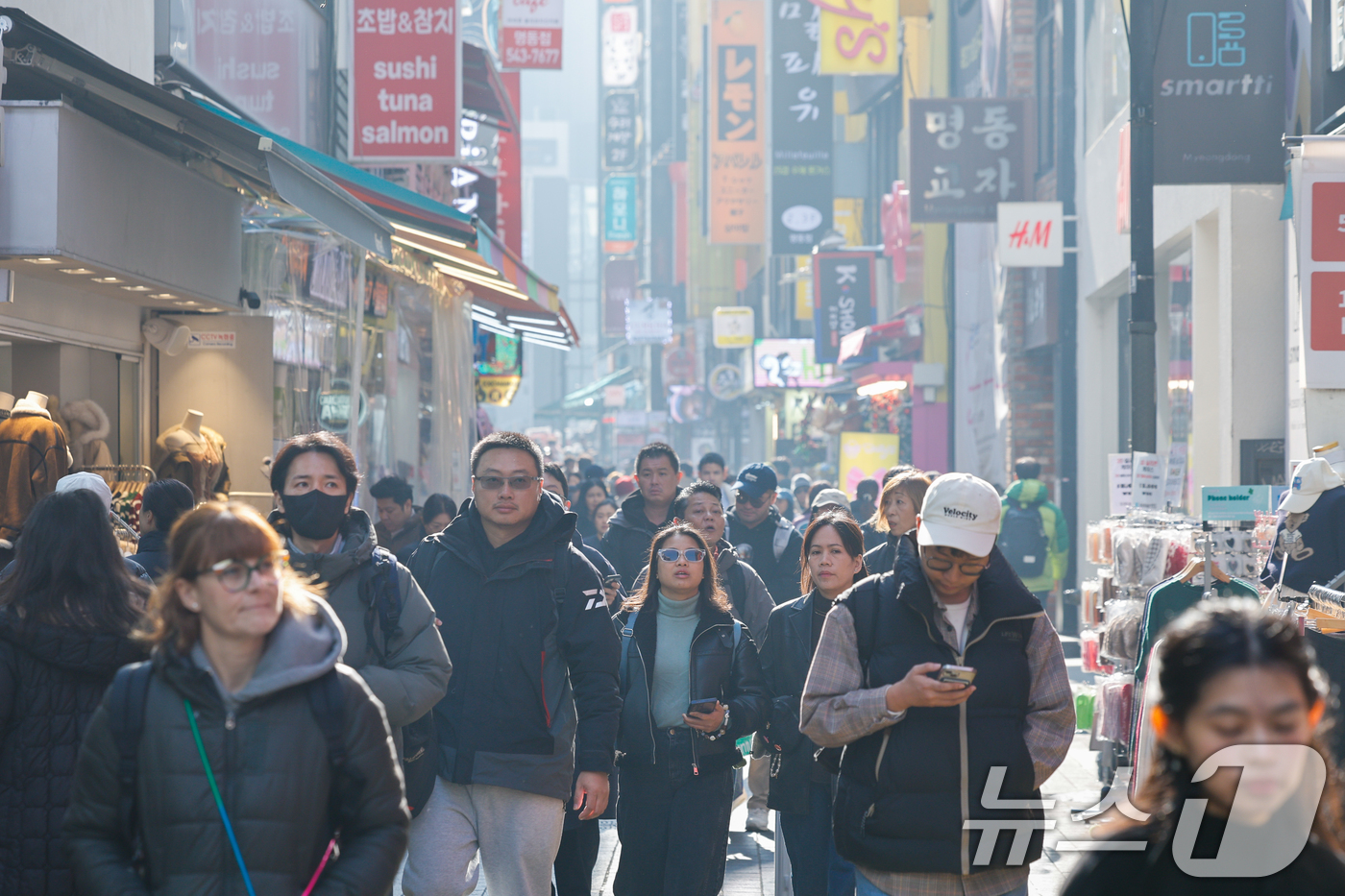 (서울=뉴스1) 안은나 기자 = 무비자 입국과 중일 항공편 취소 여파 등으로 유커(중국인 관광객)가 늘고 있는 7일 서울 중구 명동거리가 관광객들로 북적이고 있다. 2025.12. …