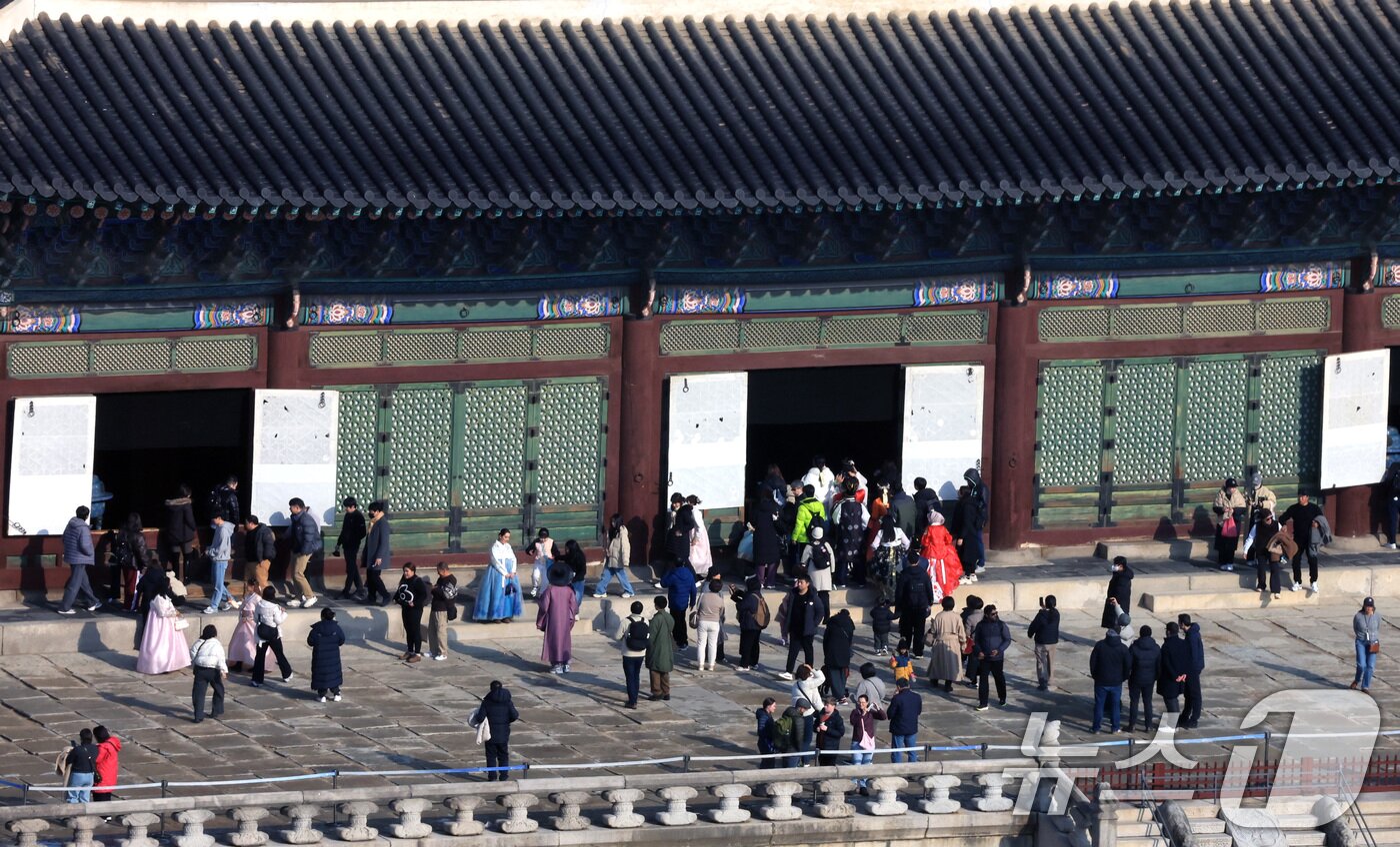 본문 이미지 - 절기상 대설&#40;大雪&#41;인 7일 서울 종로구 경복궁에서 관광객들이 포근한 날씨를 맞아 나들이를 하고 있다. 2025.12.7/뉴스1 ⓒ News1 임세영 기자