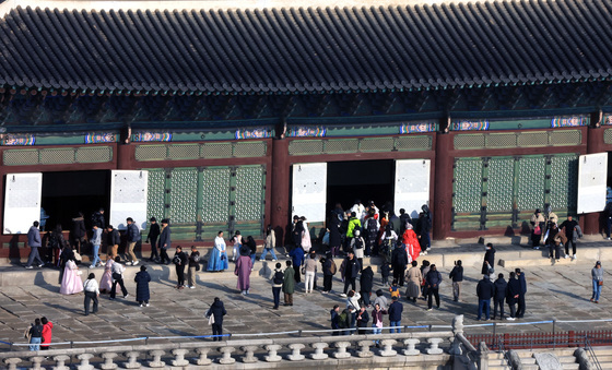 '포근한 날씨에 북적이는 경복궁'