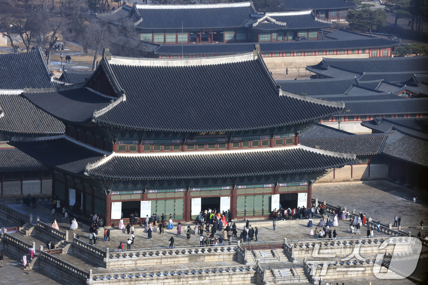 (서울=뉴스1) 임세영 기자 = 절기상 대설(大雪)인 7일 서울 종로구 경복궁에서 시민들이 포근한 날씨를 맞아 나들이를 하고 있다. 2025.12.7/뉴스1