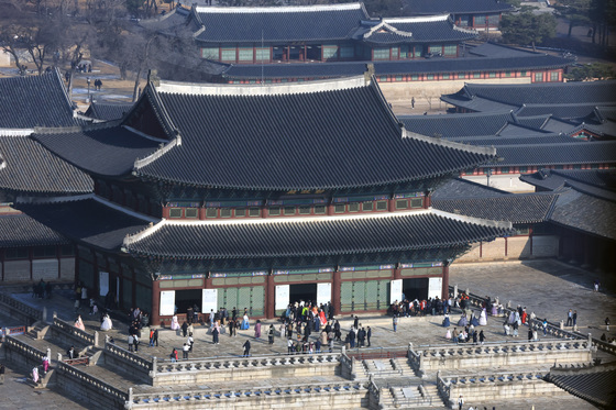 포근한 날씨에 경복궁 나들이 나선 시민들