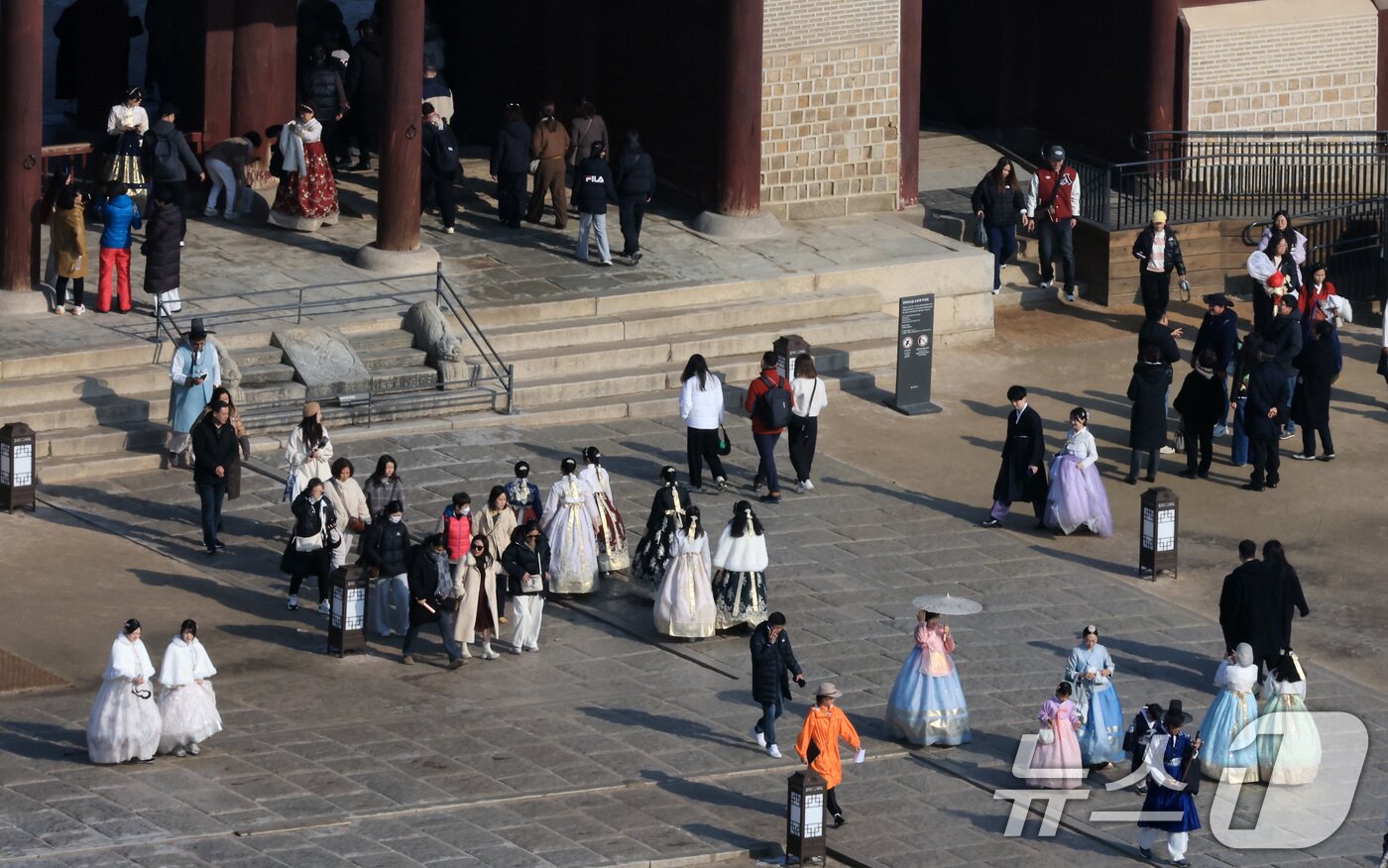 본문 이미지 - 절기상 대설&#40;大雪&#41;인 7일 서울 종로구 경복궁에서 관광객들이 포근한 날씨를 맞아 나들이를 하고 있다. 2025.12.7/뉴스1 ⓒ News1 임세영 기자