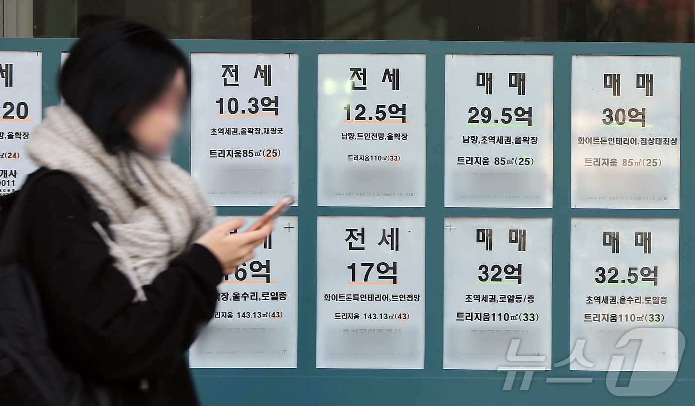 (서울=뉴스1) 김진환 기자 = 이재명 대통령이 최근 수도권 집값 급등은 구조적 문제라며 “근본 원인은 수도권 집중”이라고 밝혔다.이 대통령은 지역 균형 발전을 국가 생존전략으로 …