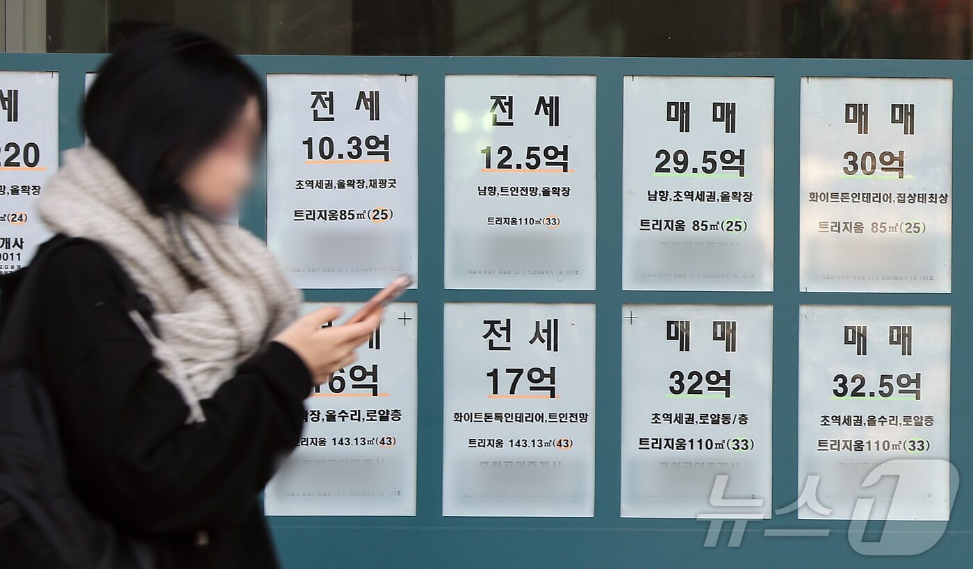 본문 이미지 - 서울 송파구의 한 부동산에 인근 아파트 월세·전세·매매 매물 안내문이 붙어 있다. 2025.12.7/뉴스1 ⓒ News1 김진환 기자